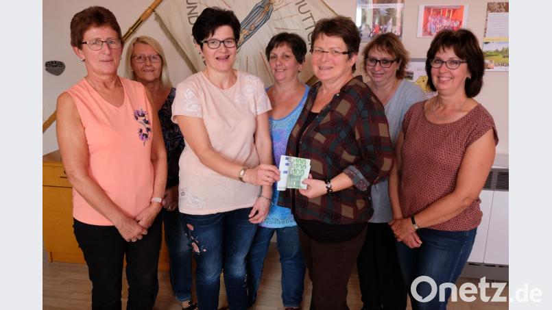 Mit den Einnahmen aus dem Verkauf der Kräuterbüschel zu Mariä Himmelfahrt unterstützt der Katholische Frauenbund um Irmi Bauer (Dritte von links) Elisabeth Merkl (Dritte von rechts) und den Verein „LebKom“, die sich für die Verbesserung der Lebens- und Gesundheitsverhältnisse kenianischer Frauen einsetzen. Bild: do