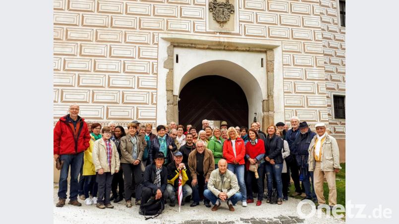 Die Teilnehmer der Ehrenamtlichen-Kulturtour vor dem Renaissanceschloss Březnice (Bresnitz) Bild: eib
