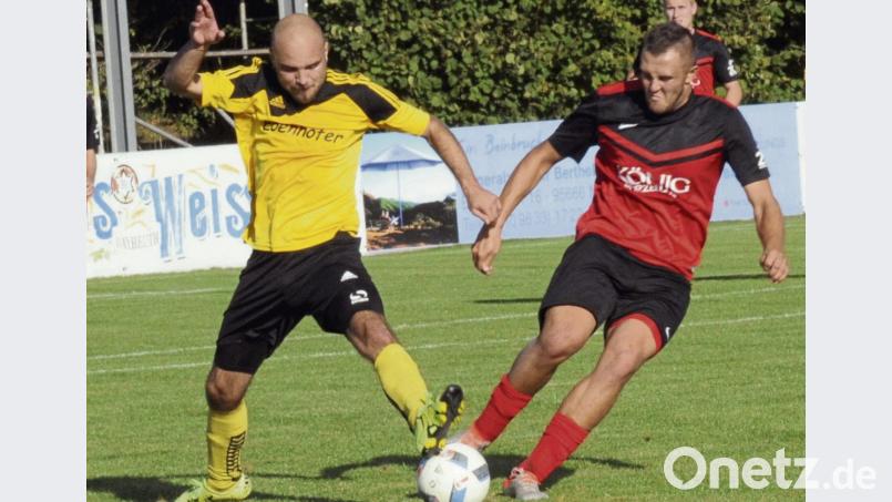 Karel Plachy (links) vom SV Poppenreuth im Spiel gegen Thiersheim Bild: hho