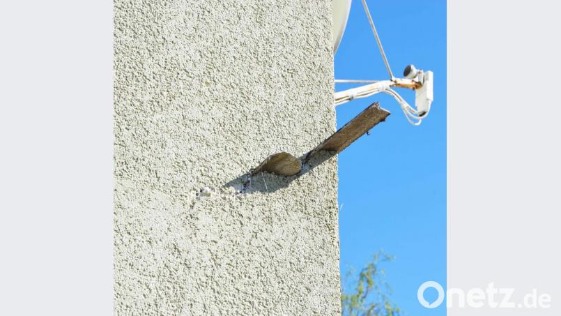 Ein Stück Welleternitdach, das in der Mauer des Wohnhauses eingeschlagen und steckengeblieben ist. Bild: ü