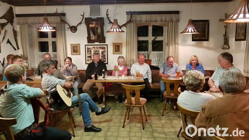 Lustig und zünftig ging es beim Mundartabend des Heimatkundlichen Arbeitskreises im Gasthaus Bodensteiner in Tröbes zu. Bild: gi