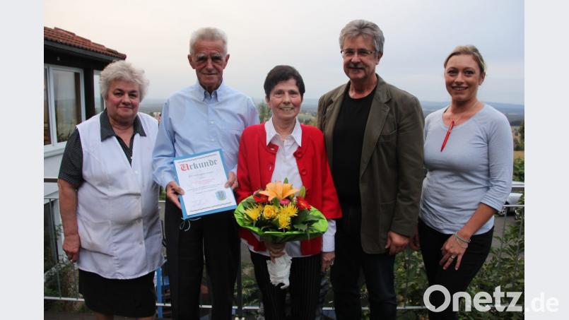 30. Mal Urlaub im Hotel &quot;Hackelstein&quot;. Unser Bild zeigt von links Zorka Ströll, Karl und Sieglinde Gmeiner, Bürgermeister Wolfgang Braun und Junior-Chefin Laura Ströll. Bild: kro