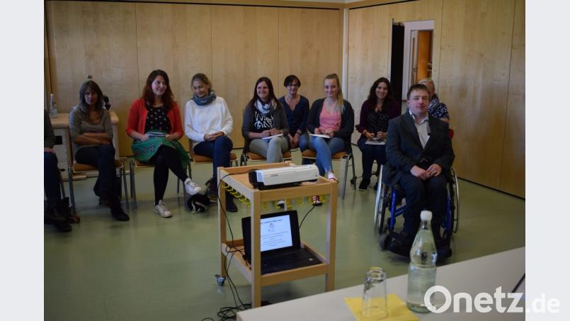Mitarbeiter verschiedener Behörden erlernen die „Einfache und leichte Sprache". Referent Sebastian Müller (rechts), der selbst unter einem Handicap leidet, hat eine Methode der einfachen Verständigung ohne gemeinsame Sprache entwickelt. Bild: bnr