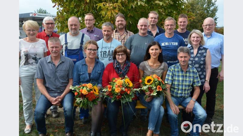 Urkunden und Geschenke gab es für langjährige Mitarbeiter der Unternehmensgruppe Forster. Es gratulierten (von rechts) Christian und Christina Forster sowie (von links) Christa und Wilhelm Forster. Bild: jr