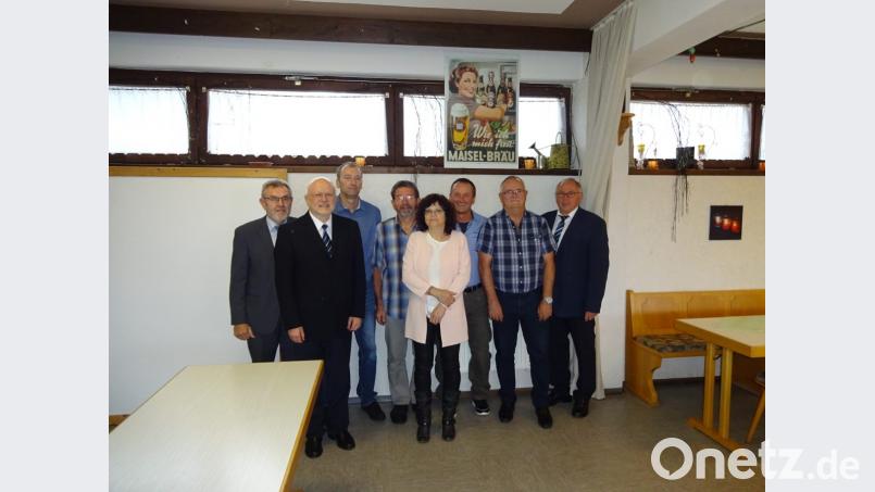 Bürgermeister Josef Etterer und VdK-Kreisgeschäftsführer Harald Gresik sind froh, dass Markus Reindl, Otto Ackermann, Gabriele Kirchberger, Hermann Popp, Konrad Federsel und Georg Brand (von links) Verantwortung im Kastler Ortsverband übernehmen und so dessen Fortbestand sichern. Bild: exb