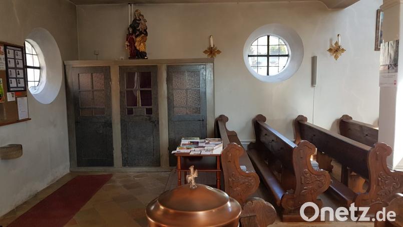 Ein barrierefreier Zugang greift außen und innen stark in den Bestand ein. Möglich wäre die Maßnahme bei Beseitigung des runden Fensters oder des Beichtstuhls links davon. Bild: gi