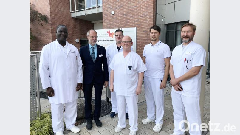 Die neue Mannschaft von links: Chefarzt Vincent W. Wanji, Klaus Emmerich (Vorstand), Dr. Michael Körber (hinten), Dr. Carsten Schwab, Dr. Tomas Patik, Dr. Klaus Nester (Ärztlicher Direktor). Bild: exb