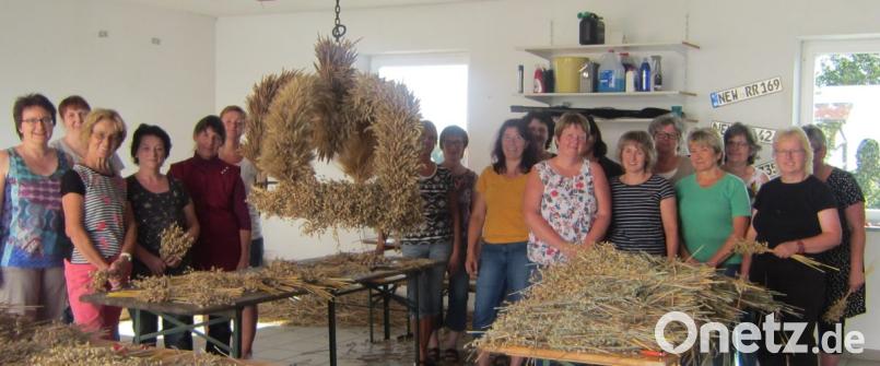 Die Erntekrone ziert an Erntedank die evangelische Kirche. Zeitgleich wird bei dem Festgottesdienst das 40-Jährige des Frauenbunds gefeiert. Bild: le