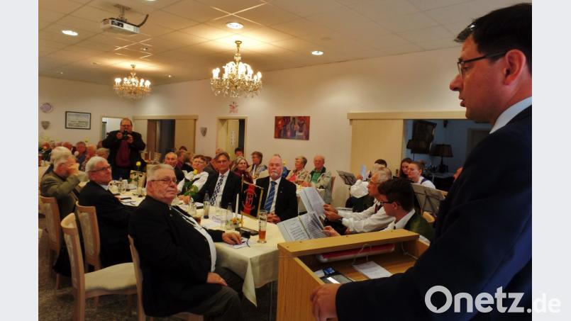 Martin Schöffel (rechts), Mitglied des Bayerischen Landtags hielt beim „Tag der Heimat“ des Stadt- und Kreisverbandes Bayreuth des Bundesverbandes der Vertriebenen (BdV) im Goethe-Saal im Gasthaus Specht in Fichtelberg die Festrede. (vorne, Bildmitte), Kreisvorsitzender Helmut Hempel. Bild: Brendel, Hubert (BR)