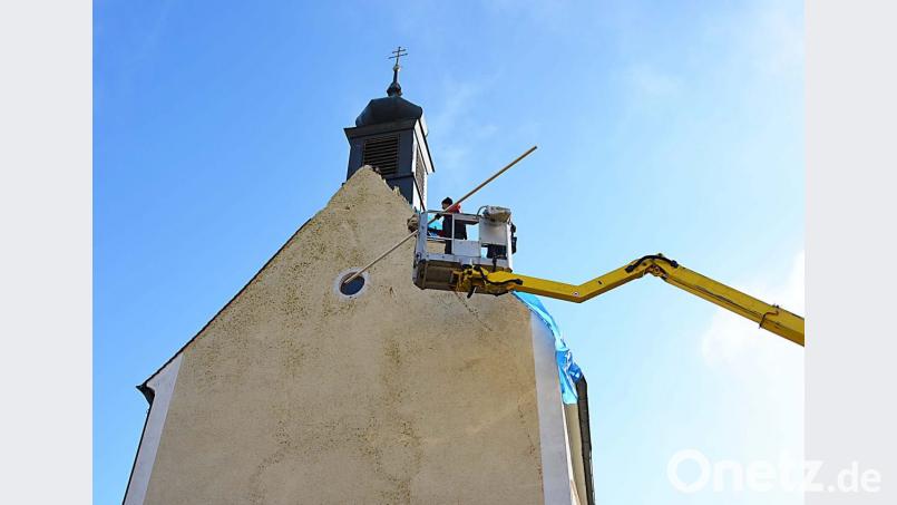 Eine Dachdeckerfirma beseitigt die Schäden an der Dorfkirche in Altzirkendorf, zumindest soweit, dass kein Wasser in das Kirchenschiff eindringen kann. Bild: ü
