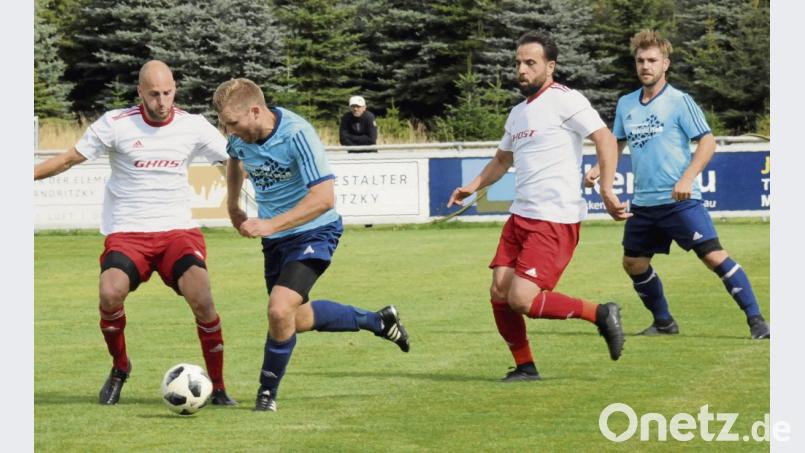 Der TSV Konnersreuth (blaue Trikots, hier Mathias Härtl und Oliver Schicker) erwarten Arzberg zum Topspiel. Bild: hho