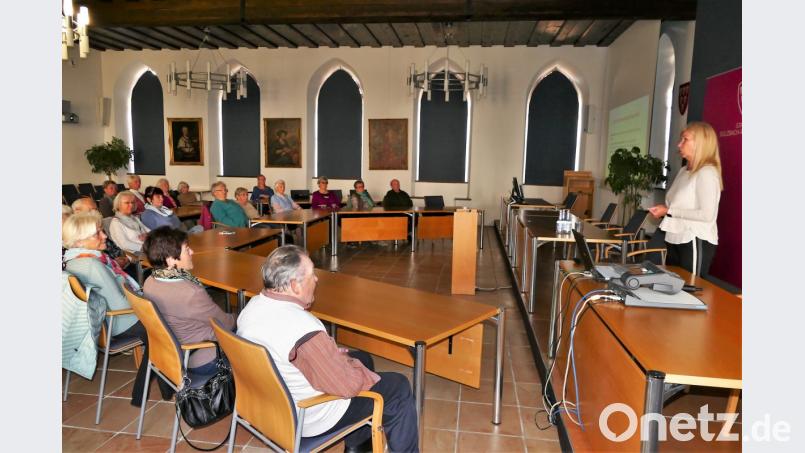 Über Sinn und Unsinn von Nahrungsergänzungsmitteln spricht Apothekerin Charlotte Ackermann-Strobl in der Seniorenaktionswoche. Bild: Weigl, Brigitte [wbe]