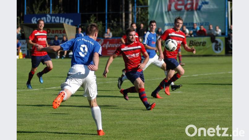 Der SV Etzenricht würde zu gerne seinen Negativlauf durchbrechen. Ob dies allerdings ausgerechnet l gegen Spitzenreiter SV Donaustauf gelingt? Dazu müsste nicht nur die Etzenrichter Defensive besser stehen als im letzten Heimspiel beim 4:6 gegen den 1. FC Bad Kötzting, sondern auch die Stürmer (vorne Martin Pasieka) die Trefferquote hochhalten. Bild: otr