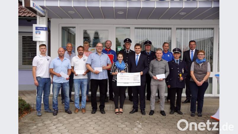 Für die Empfänger der Spenden ist es freudiger Tag: (von links) Michael Sollfrank (SV Kulmain), Jürgen Lautner (SV Immenreuth), Franz Griener (Kirchenstiftung Kulmain), Wolfgang Groß (SV Kulmain) Monika Kainz (SVI-Radsportgruppe), Markus Schraml (Sängerbund Immenreuth), Alexander Brunner (Bergwacht Tannenberg), Lena Kohl, Gerhard Greger (Feuerwehr Ahornberg), Matthias Fütterer, Georg Redl (Feuerwehr Kulmain), Wolfgang Nickl (Heimatverein Altensteinreuth), Raimund Scharf (SSV Kirchenpingarten), Ernst Braunreuther (Feuerwehr Kulmain), Vorstandssprecher Joachim Geyer und Zweigstellenmitarbeiterin Helga Hofweller. Bild: bkr