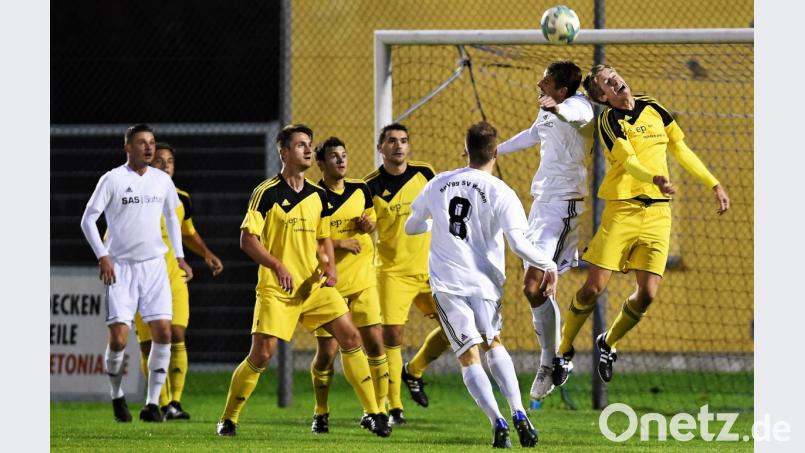Mit einem glücklichen 1:0-Sieg der SpVgg SV Weiden über den ASV Burglengenfeld endete die Landesliga-Partie am Freitagabend im Sparda-Bank-Stadion. Benjamin Werner (weißes Trikot, beim Kopfball) erzielte das Tor des Tages. Bild: Büttner