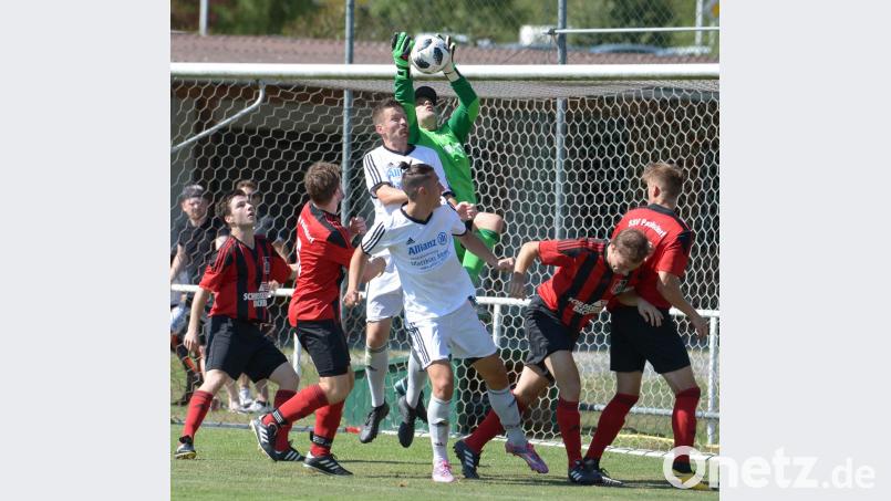 Alarm im Strafraum des SSV Paulsdorf (rote Trikot): Vergangenes Wochenende bekam es der Aufsteiger mit dem Spitzenreiter und der besten Offensive der Bezirksliga zu tun, diesmal mit dem SV Raigering und dem zweitbesten Angriff der Liga. Bild: ref