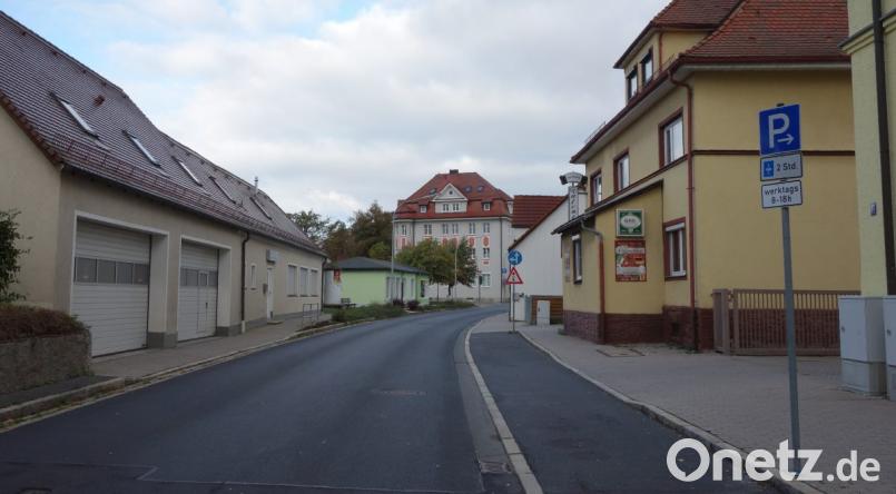 So sieht es an der Ausfahrt neben dem ehemaligen Postgebäude (rechts) nicht immer aus - regulär auf den Parkstreifen abgestellte Autos versperren beim Abbiegen oft die Sicht. Angeregt wurde ein Verkehrsspiegel auf der gegenüberliegenden Seite, was aber wegen der BRK-Garage (links) nicht machbar sei, wie es heißt. Bild: lnz