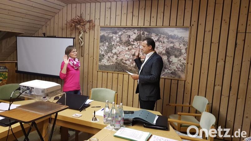 Margareta Schieder-Beierl rückte für Josef Zitzmann in den Gemeinderat Leuchtenberg nach. Vorher musste sie die Eidesformel nach der Gemeindeordnung leisten. Bild: gi