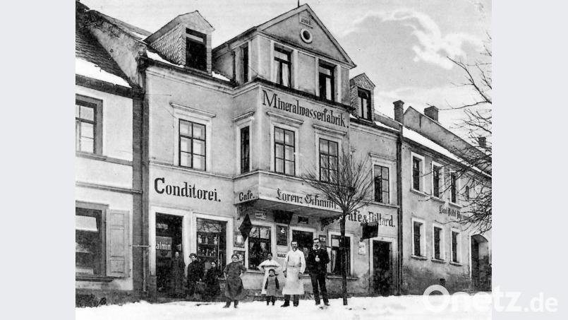 Dort, wo früher einmal das 1901 abgebrannte städtische Malzhaus stand, errichtet Konditor Lorenz Schmidt einen Neubau, in dem er Anfang Dezember 1904 sein Geschäft eröffnet. Dieses beinhaltet eine Konditorei, ein Café, eine Mineralwasser-, Limonaden- und Likörfabrik sowie den Verkauf von „Kolonialwaren“. Bild: hev