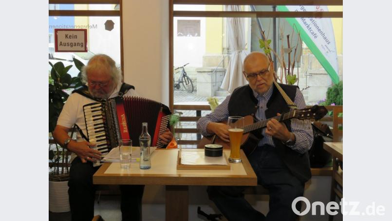 Walter Pilsak und Dieter Kannenberg (von links) sorgen für musikalische Begleitung des Literaturabends. Bild: ubb