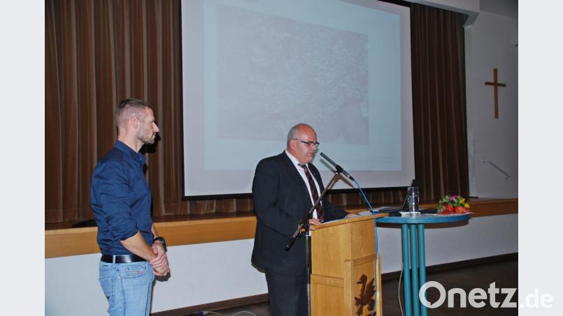 Bürgermeister Klaus Meyer und Landschaftsarchitekt Christoph Brenner bei der Vorstellung des Sanierungsgebietes Bild: enz