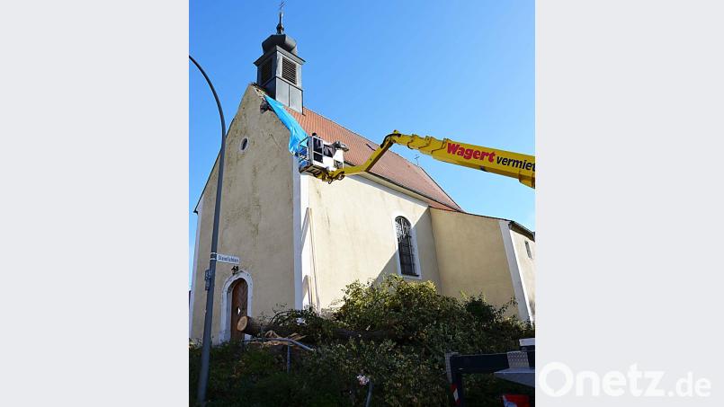 Eine Dachdeckerfirma beseitigt die Schäden an der Dorfkirche in Altzirkendorf, zumindest soweit, dass kein Wasser in das Kirchenschiff eindringen kann. Bild: ü