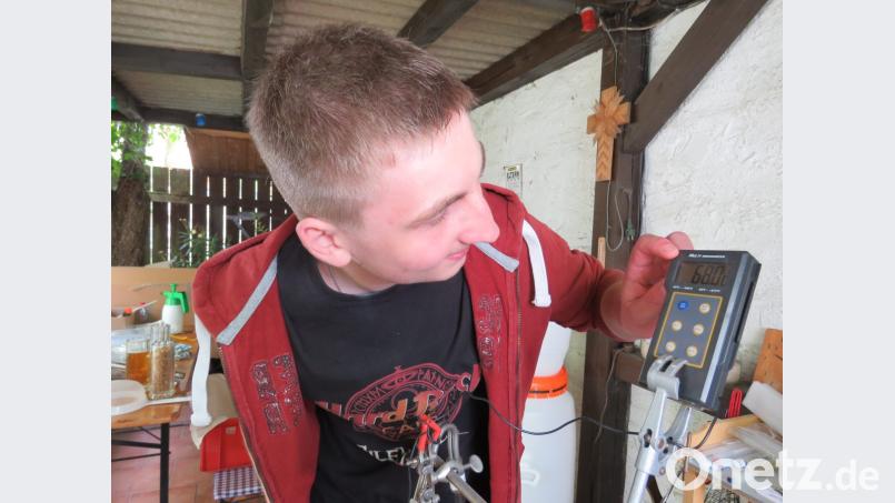 Der junge, angehende Brauingenieur, Sebastian Jokiel, lässt das Messgerät nie lange aus den Augen. Denn die Temperatur darf beim Bierbrauen weder extrem fallen noch steigen. Bild: ubb
