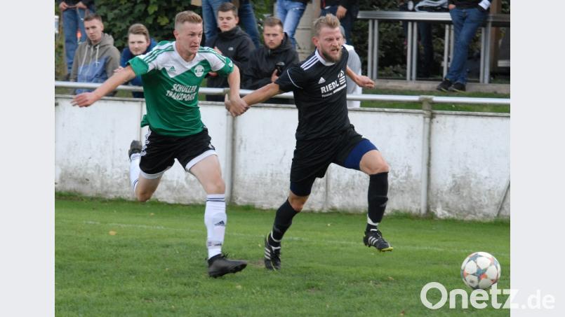 Nach der ersten Saisonniederlage in Plößberg will die SpVgg Vohenstrauß wieder in die Spur zurückkommen. Beim FC Tremmersdorf soll der zehnte Saisonsieg gelingen. In dieser Szene zieht der Vohenstraußer Nichola Neidhardt (rechts) auf und davon, verfolgt von Philipp Müller (SV Plößberg). Bild: gb