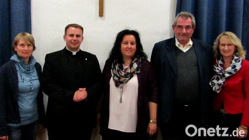 Neue Gesichter im Dekanatsrat (von links): Pastoralreferentin Melanie Zink (Pegnitz), Pfarrvikar Dominik Urban (Pottenstein), Vorsitzende Sonja Schwemmer, geistlicher Beirat Josef Hell und Schriftführerin Regina Schrembs. Bild: sck