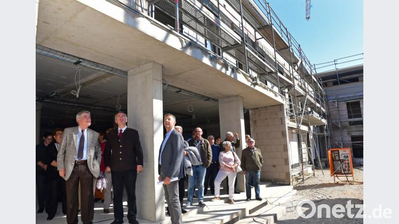 Staatsminister a.D. Thomas Goppel und sein Landtagskollegen Harald Schwartz (beide CSU - von links) sehen sich auf der Baustelle für das Seniorenwohnprojekt an der Brentanostraße neben dem Wallmenichhaus um. Bild: Petra Hartl