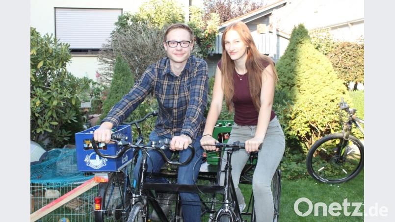 Bastler Philipp Dobmeier (links) findet es schöner, auf einem Tandem nicht hinter, sondern neben seiner Freundin Tamina Kett (rechts) zu radeln. Bild: prh