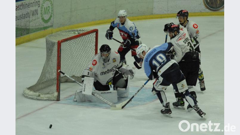 Der Kasten des Höchstadter EC war am Freitagabend wie vernagelt. Die Blue Devils verloren das Auftaktspiel der neuen Oberliga-Saison gegen den Aufsteiger mit 0:2. Hier haben Michael Kirchberger und Marco Pronath (blaue Trikots) das Nachsehen. Bild: Rudi Gebert