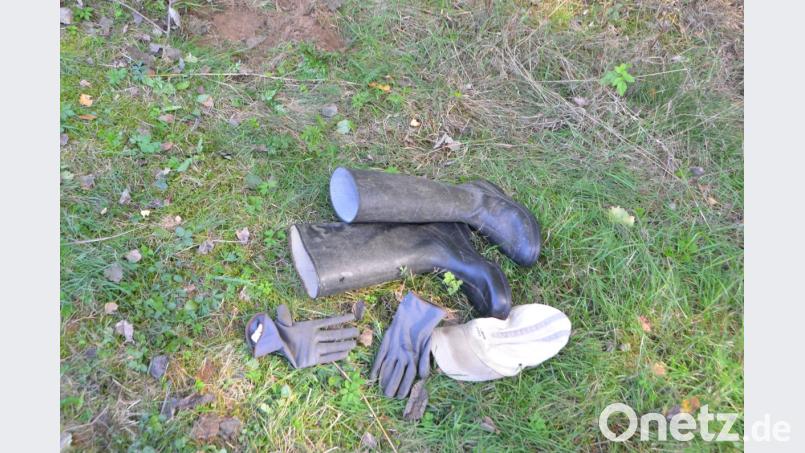 Zurück blieben nur mehr Stiefel, Handschuhe und Kappe des schwerverletzten Eslarners. Bild: dob