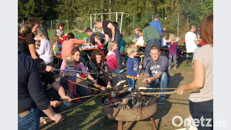 Die Kinder ließen Stockbrot und Folienkartoffeln über den Feuerstellen bruzzeln. Bild: grm