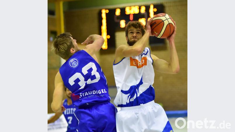 Die erwartete Niederlage setzte es zum Saisonauftakt für die Hamm Baskets (rechts Anton Meckl). Gegen Aufsteiger und Titelfavorit TG Veitshöchheim gab es eine klare 63:91-Niederlage. Bild: Alfred Schwarzmeier