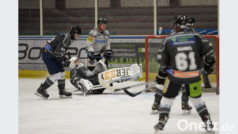 Zum ersten Mal geschlagen, ERSC-Keeper Oliver Engmann kann bei der 1:0 Führung der Gäste aus Passau nur noch hinterher schauen. Bild: brü