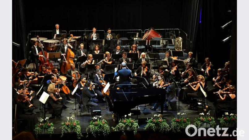 Unter Leitung von Michael Balke – mit Solistin Marianna Shirinyan (Klavier) – eröffnen die Münchner Symphoniker die Klassik-Saison am Amberger Stadttheater. Auf dem Programm stehen Werke von Sergei Prokofjew, Sergei Rachmaninow und Ludwig van Beethoven. Bild: Petra Hartl