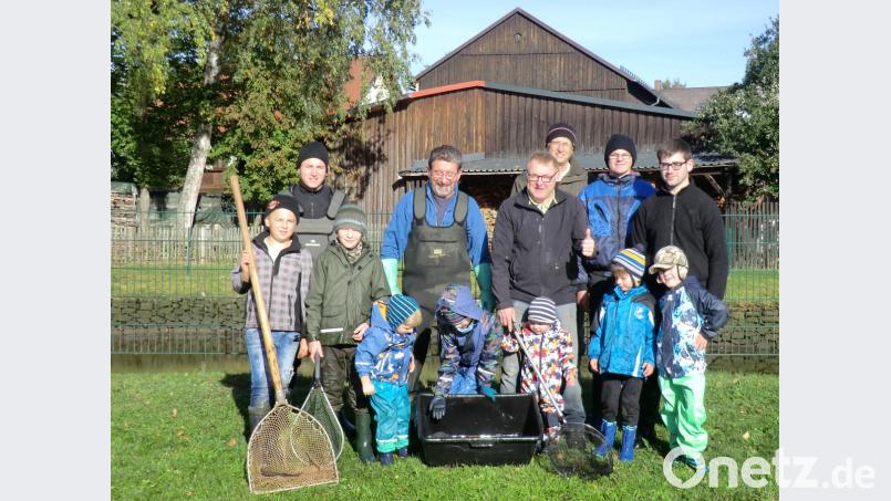 Ohne fleißige Helfer gibt es keine Kirwa-Karpfen. Doch in Löschwitz hilft immer das ganze Dorf zusammen, und die Kleinsten wachsen gleich in die Traditionen mit hinein. Bild: rpp