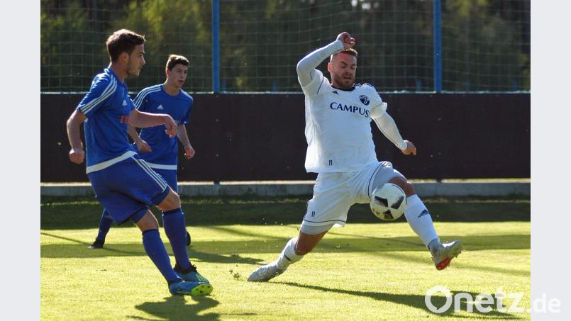 Der SV Etzenricht hielt mit einer starken kämpferischen Leistung dem souveränen Tabellenführer SV Donaustauf über 90 Minuten Paroli. In dieser Szene versucht Verteidiger Andreas Koppmann (links) den Ball nach vorne zu spielen. Bild: otr