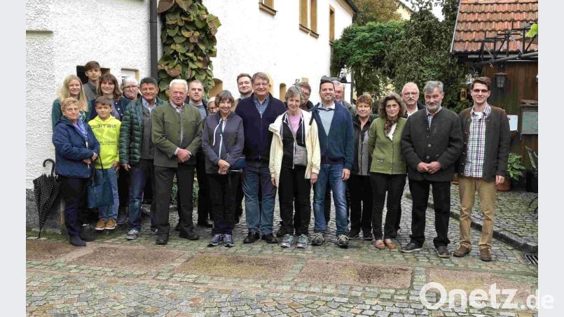 Josef Kohl in der Bildmitte, eingerahmt von seinen Schwestern Bette und Suzanne und weitere Besucher der Willkommensparty. Bild: exb