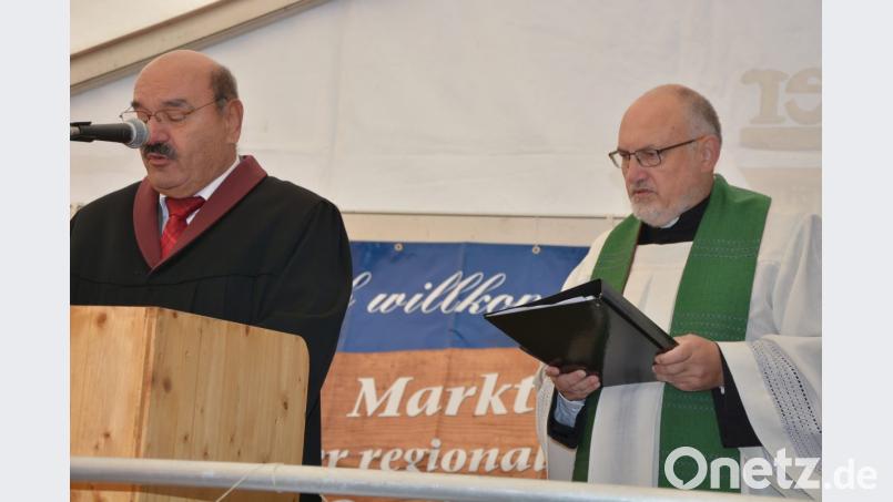 Stadtpfarrer Anton Witt (rechts) und Prädikant Hans Fuchs gestalten die ökumenische Andacht. Bild: jr