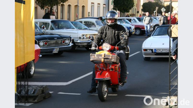 Auch Oldtimer mit zwei Rädern sind bei der Ausfahrt unterwegs – wie der Vespa-Roller, gesteuert von Peter Mehr aus Weiden. Bild: fpoz