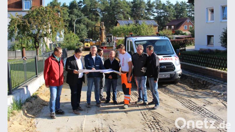 Gemeinsam mit den Experten der Firmen machte sich Bürgermeister Thomas Falter ein Bild vom Ausbau der Rachelstraße. Bild: Hirsch