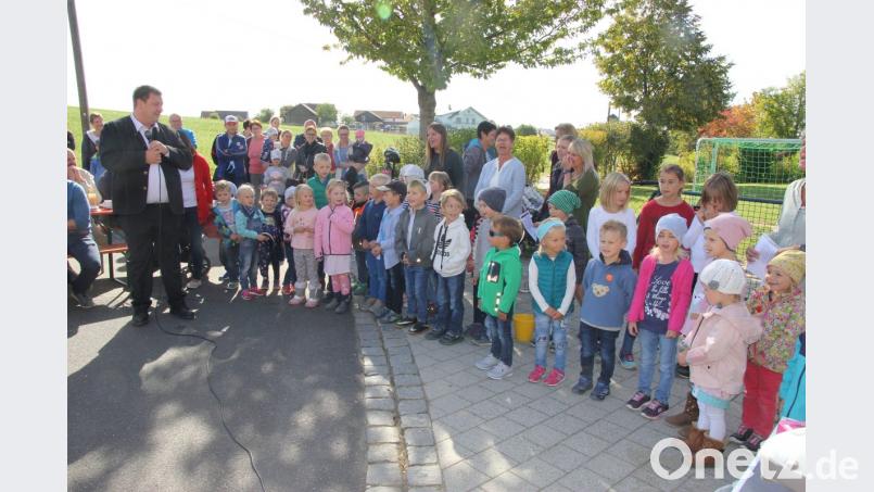 Die Kinder sangen Bürgermeister Ziegler ein Ständchen. Bild: ral