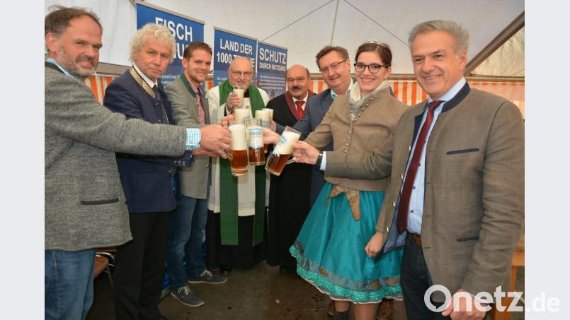 Ein Prosit auf die 22. Erlebniswochen Fisch: Im Bild von links Thomas Beer, Landrat Wolfgang Lippert, Fabian Polster, Stadtpfarrer Anton Witt, Prädikant Hans Fuchs, Thomas Schultes (Schlossbrauerei Friedenfels), Teichnixe Sophia Bächer und Bürgermeister Roland Grillmeier. Bild: jr