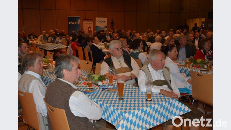Rund 200 Zuhörer verfolgen die CSU-Wahlkampfveranstaltung im Kettelerhaus . Bild: jr