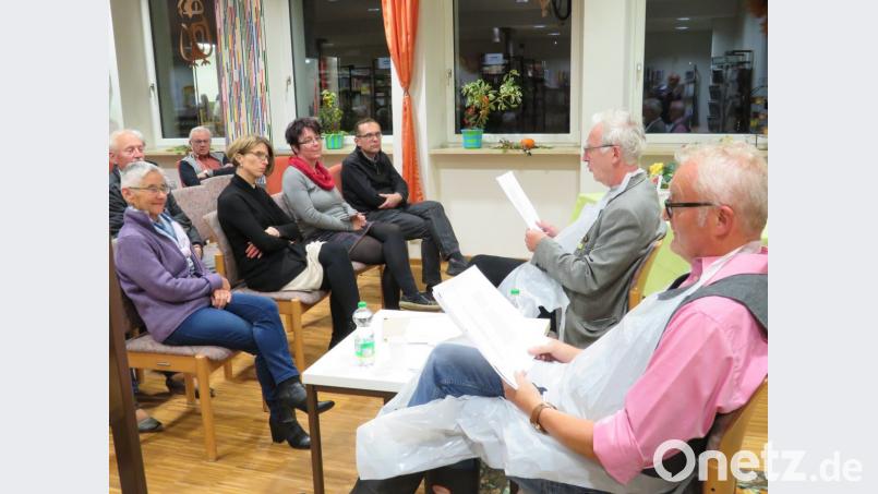 Schon am Outfit der Protagonisten Thomas Bäumler und Wolfgang Herzer (von rechts) bei der Lesung in der Pfarr- und Gemeindebücherei konnten die Zuhörer erkennen,dass es nicht lieblich und zart wird. Bild: adj