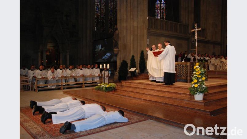 Als Zeichen der Hingabe an Christus liegen die Weihekandidaten ausgestreckt auf dem Boden, währenddessen singen Schola und Gemeinde die Allerheiligenlitanei. Bild: Bischöfliche Pressestelle