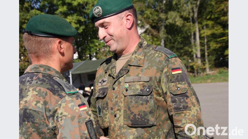 Zwei, die sich gut verstanden haben, OTL Christoph Huber (links) und sein bisheriger Stellvertreter OTL Lars Obst, den er bei seiner Verabschiedung mit der „Bataillonsehrennadel“ auszeichnete. Bild: frd