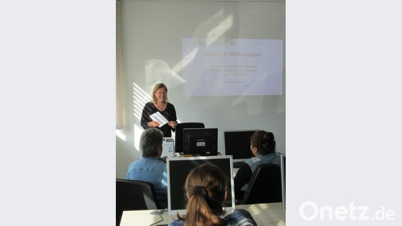 Sabine Dirnberger (stehend) ist Ansprechpartnerin beim bfz für Kurse, die sich um das Thema Verkäuferin im NOC drehen. Bild: Gabi Schönberger